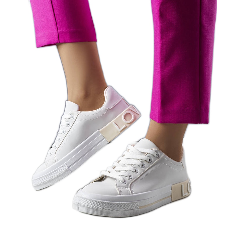 Tênis branco e bege decorado com a inscrição Nora