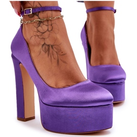 Bombas da moda em um pilar alto alto roxo