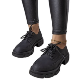 Sapatos pretos com sola maciça da Kay