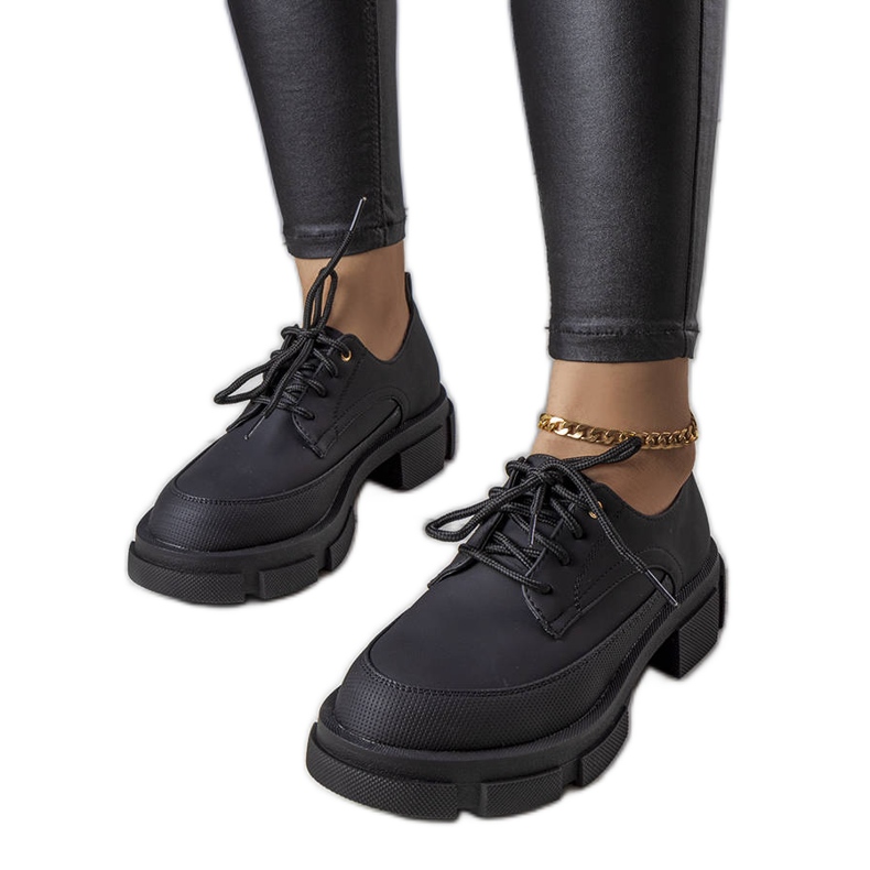 Sapatos pretos com sola maciça da Kay