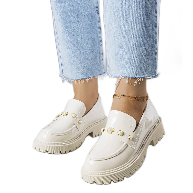 Sapatos lacados bege com pérolas Serlait