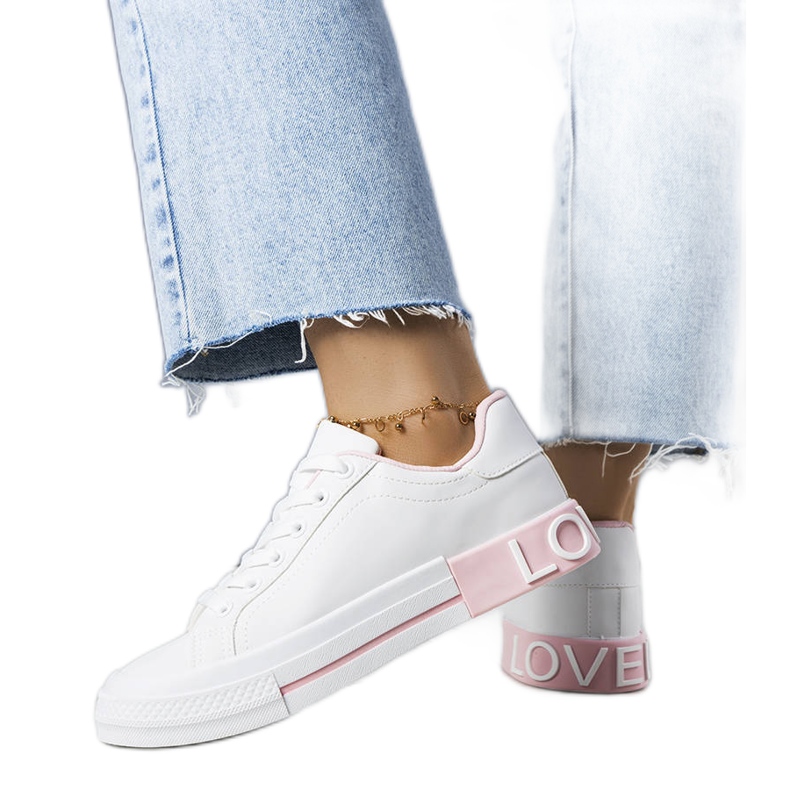 Tênis branco e rosa decorado com a inscrição Nora