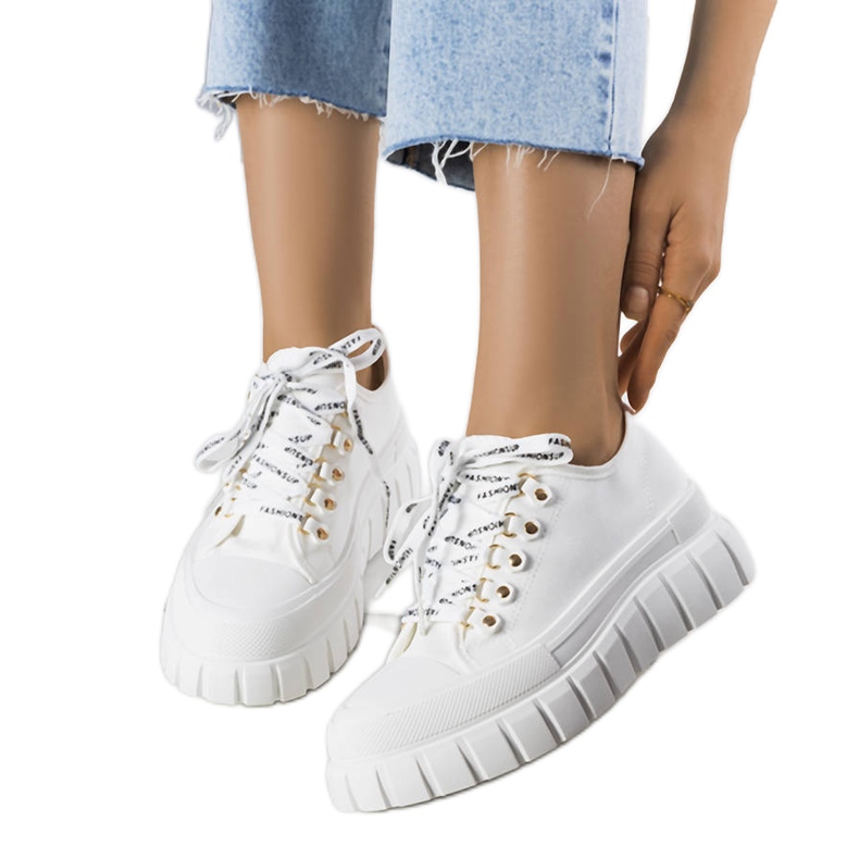 Tênis plataforma branco Toni.