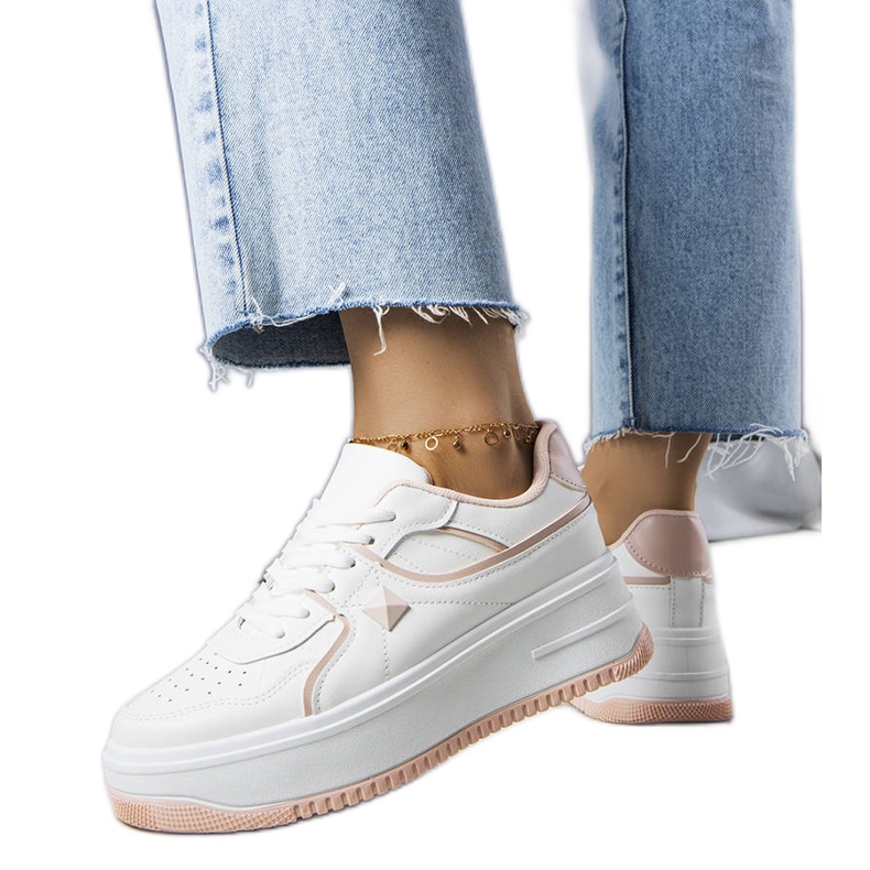 Tênis branco e rosa na plataforma Lepage