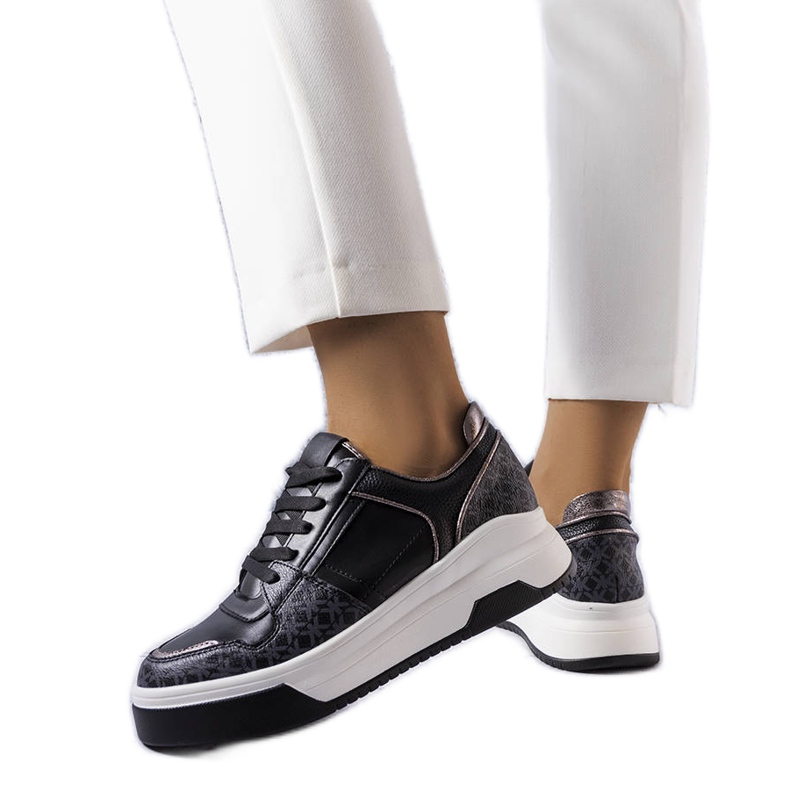 Tênis preto decorado com o monograma Grandbois