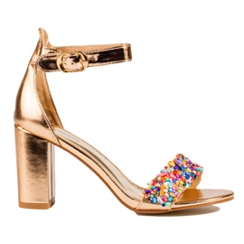 Sandálias elegantes com contas douradas da Shelovet dourado