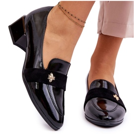 Vinceza Bombas de salto baixo patenteadas com enfeites pretos Doria