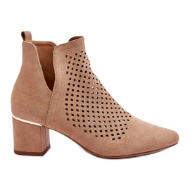 Vinceza Botas de camurça vazadas com recorte em salto Blakely bege Vinceza Botas de camurça vazadas com recorte em salto Blakely bege
