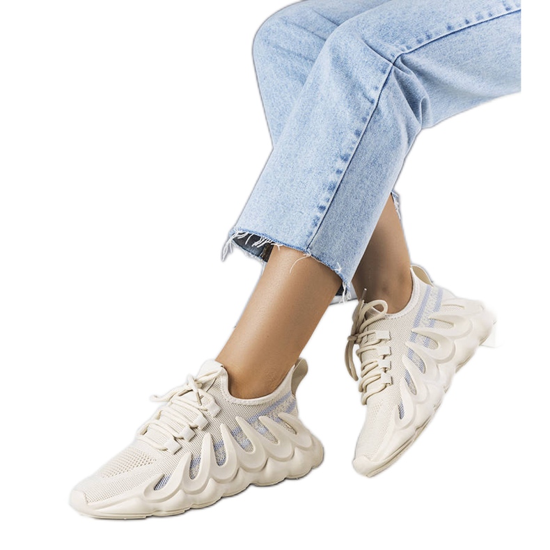 Tênis bege em uma elegante sola Beth