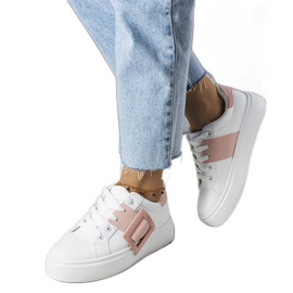 Tênis branco decorado com fivela Toni rosa