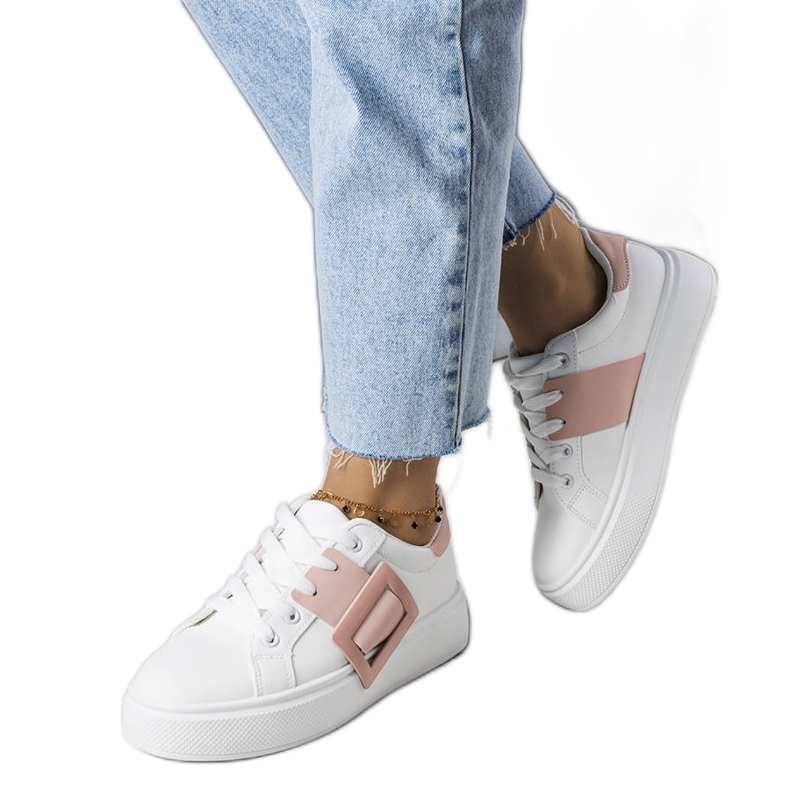 Tênis branco decorado com fivela Toni rosa Tênis branco decorado com fivela Toni rosa