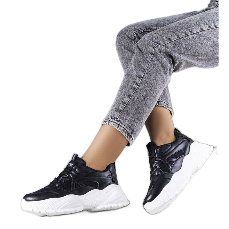 Tênis pretos em uma sola Lorene enorme