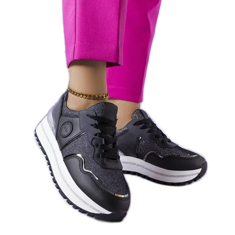 Tênis preto com apliques de glitter Léves