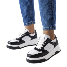 Tênis preto decorado com relevo Paré