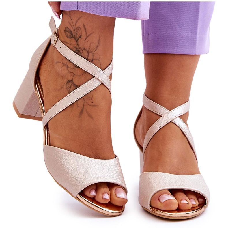 Vinceza Sandálias femininas de couro de salto baixo Golden Quinn dourado