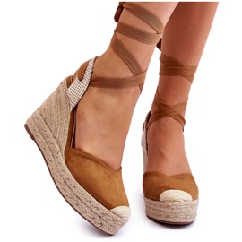 Sandália Camel Lendy com cadarço e cunha alta castanho