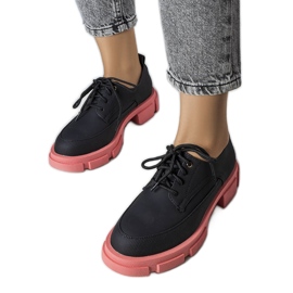 Sapatos pretos com sola maciça da Kay