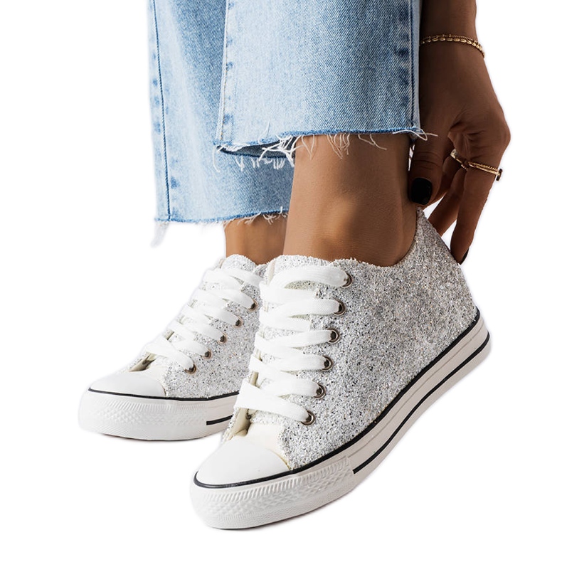 Tênis cano baixo prateado Garceau. prata