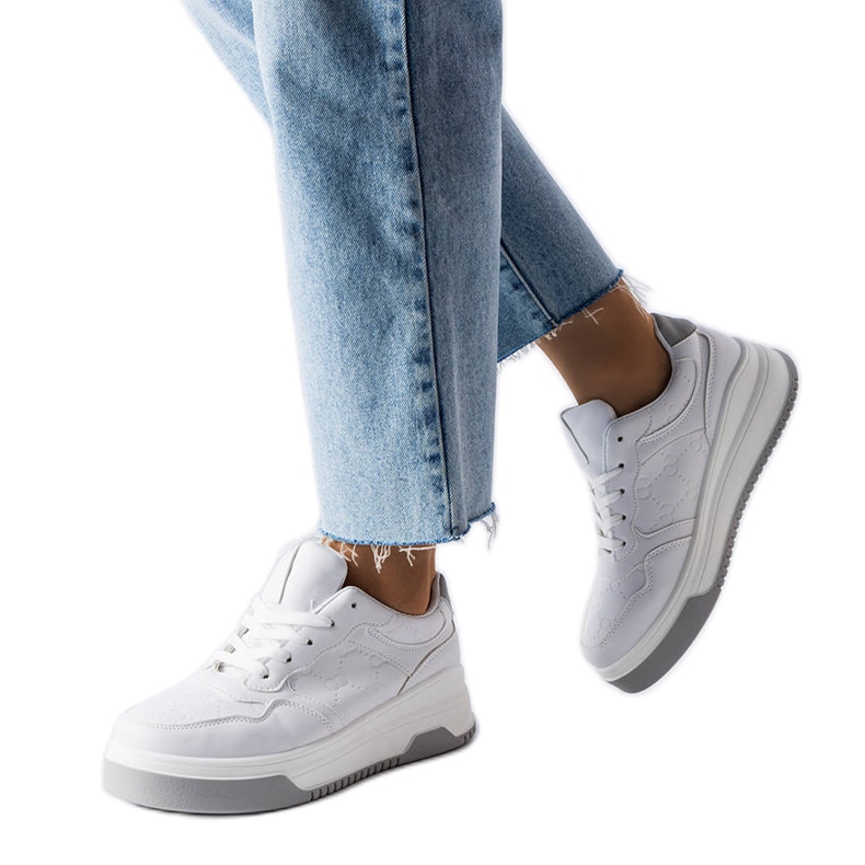 Tênis branco decorado com relevo Pare