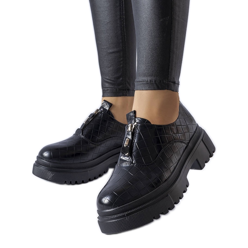 Brogues pretos com relevo de Travers
