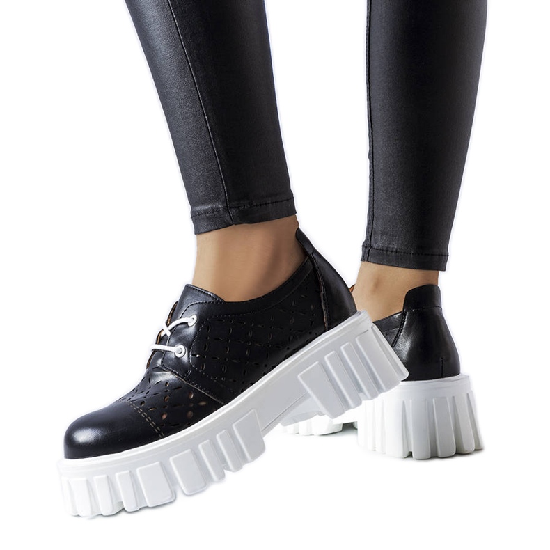 Sapatos maciços vazados pretos Camus