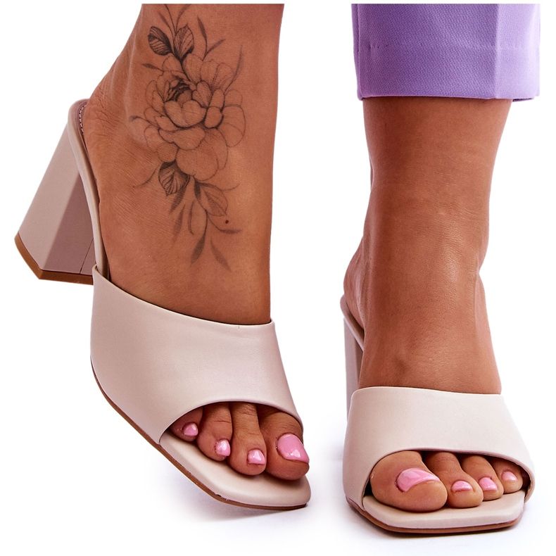 Chinelos femininos clássicos de couro bege Loara