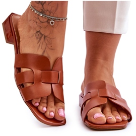 FJ1 Chinelos femininos clássicos de couro Camel Fendy marrom