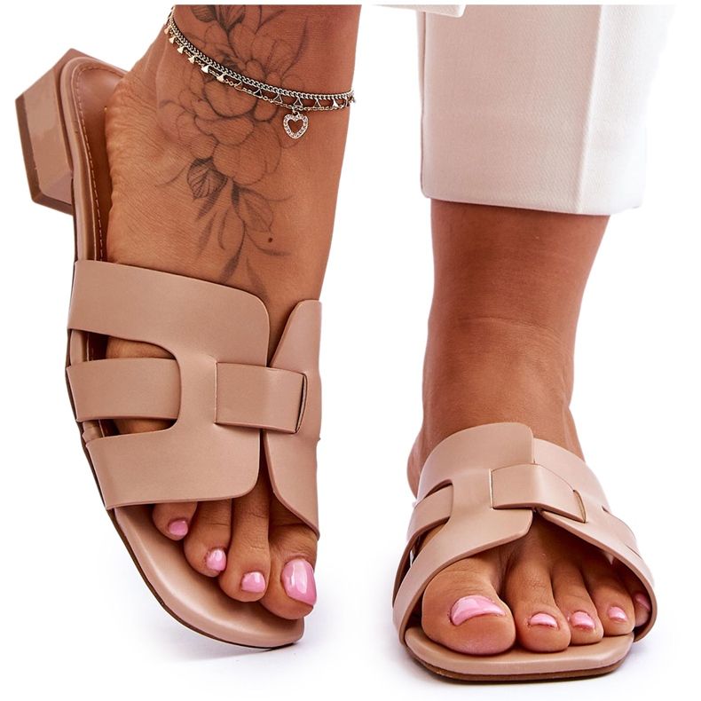 FJ1 Chinelos femininos clássicos de couro bege Fendy