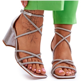 FJ1 Sandália feminina de couro com zircônia cúbica e salto prateado Liviano prata