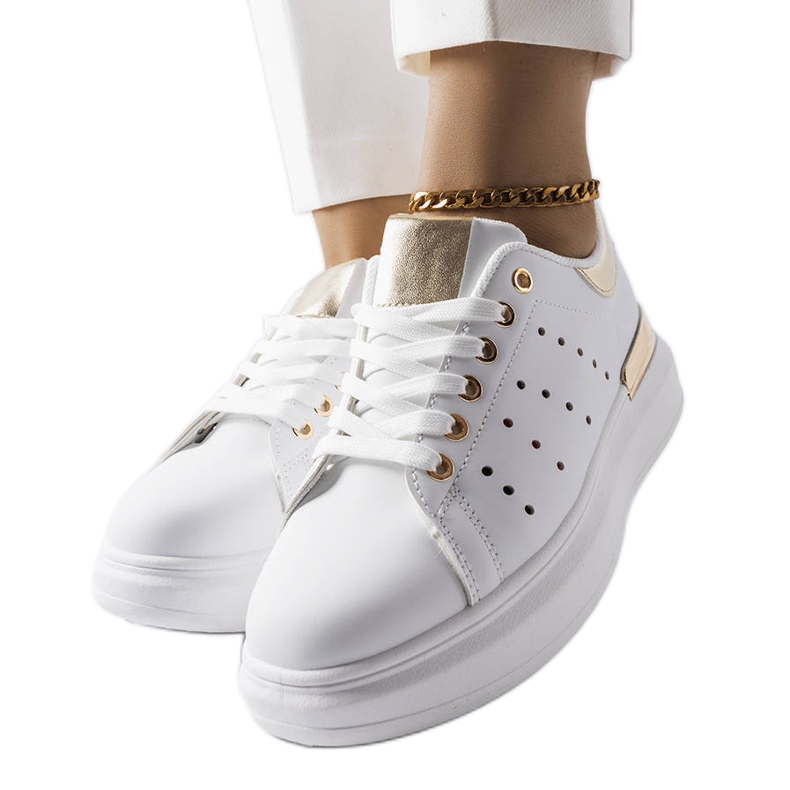 BM Tênis branco com perfuração Chalut colorida BM Tênis branco com perfuração Chalut colorida