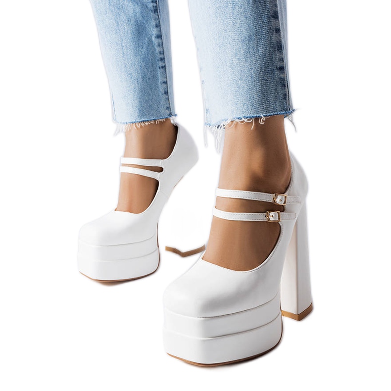 Sapatos de salto alto brancos da Chouinard