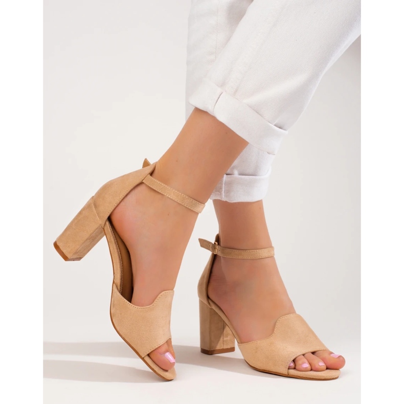 Sandálias femininas bege no poste de W. Potocki