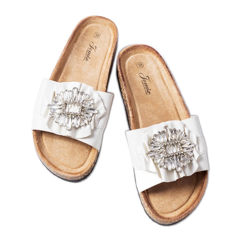 Chinelos brancos com sola de cortiça da Roy