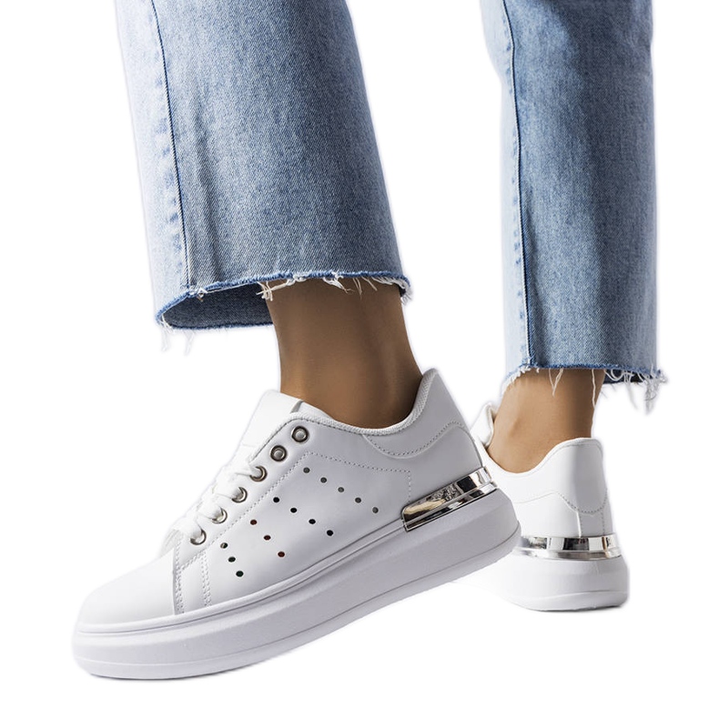 Tênis branco com perfuração Chalut colorida