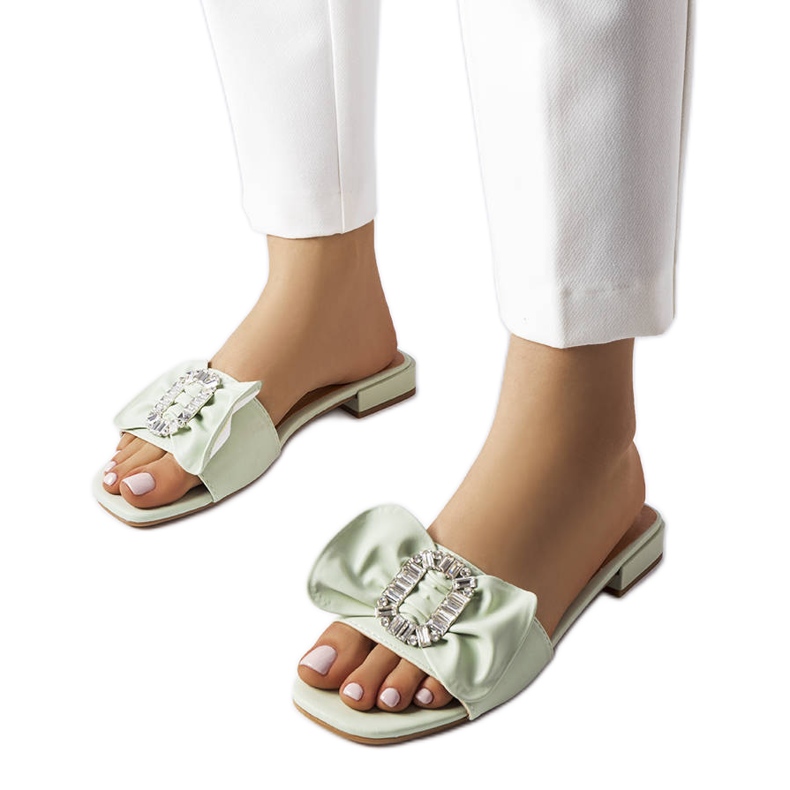 Chinelos elegantes verdes com strass da Fifi