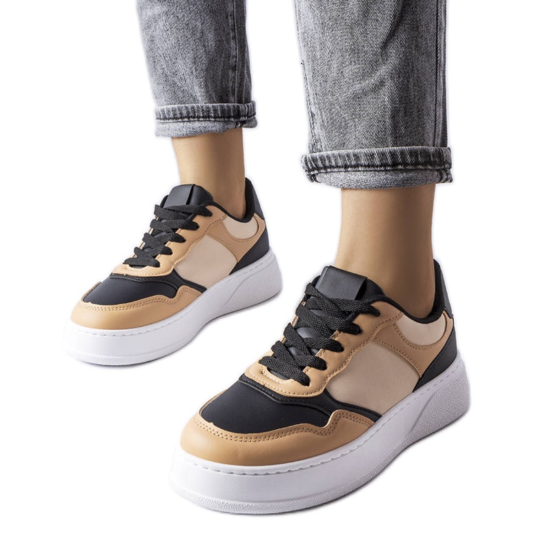 Botas pretas e bege com sola mais grossa da Baron Botas pretas e bege com sola mais grossa da Baron