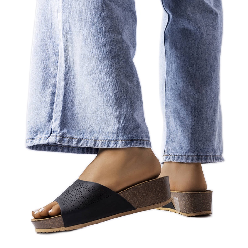 Sliders de cunha vazados pretos de Bourque