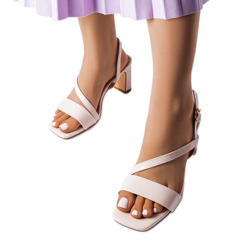 Sandália Beaulac de couro envernizado bege