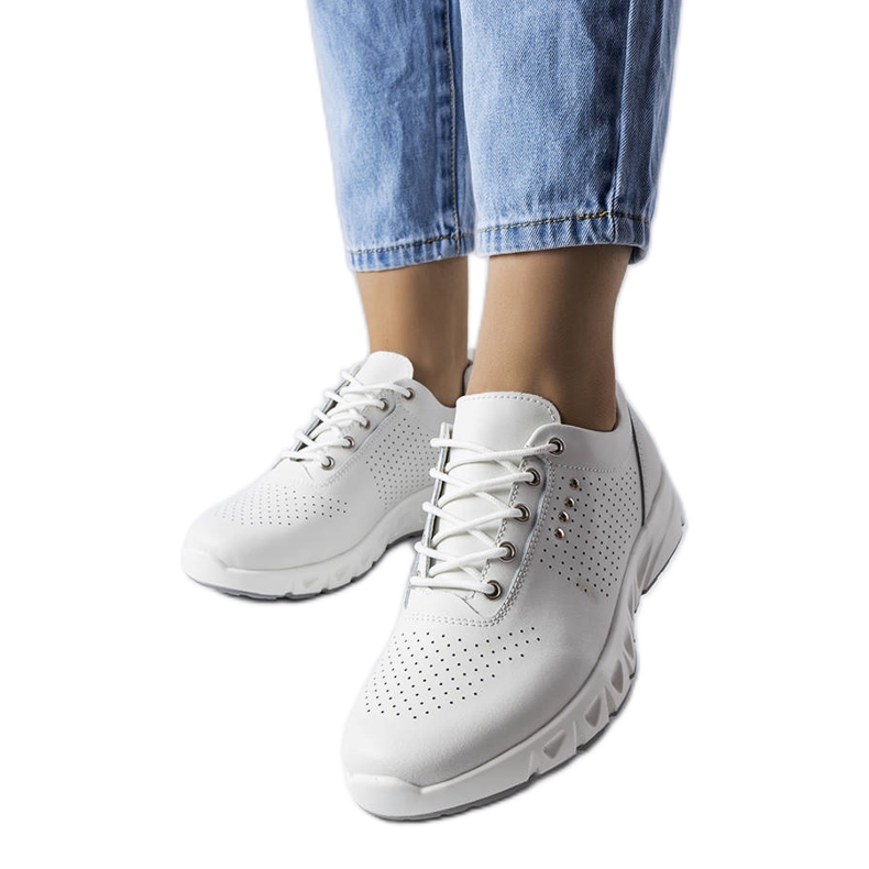 Evento Sapato branco Brodeur em couro vazado