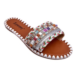 Sandálias femininas com aplicações brancas Bellisa prata