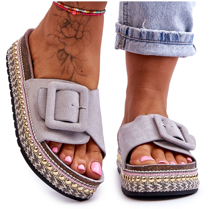 Sandálias femininas em uma plataforma decorada Grey Joyce cinza