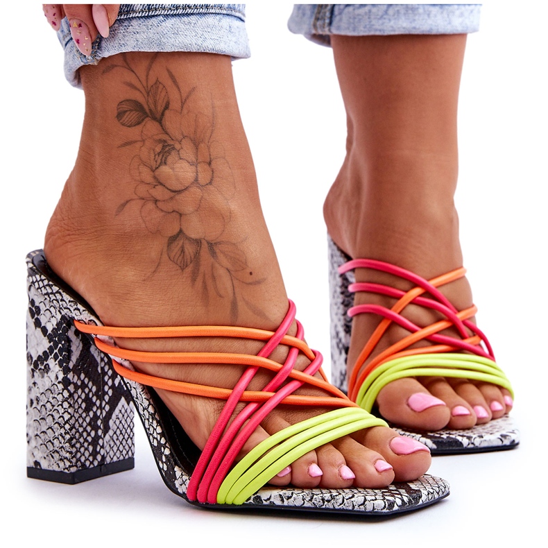 Chinelos de salto alto com tiras de cobra Neon Beckie preto