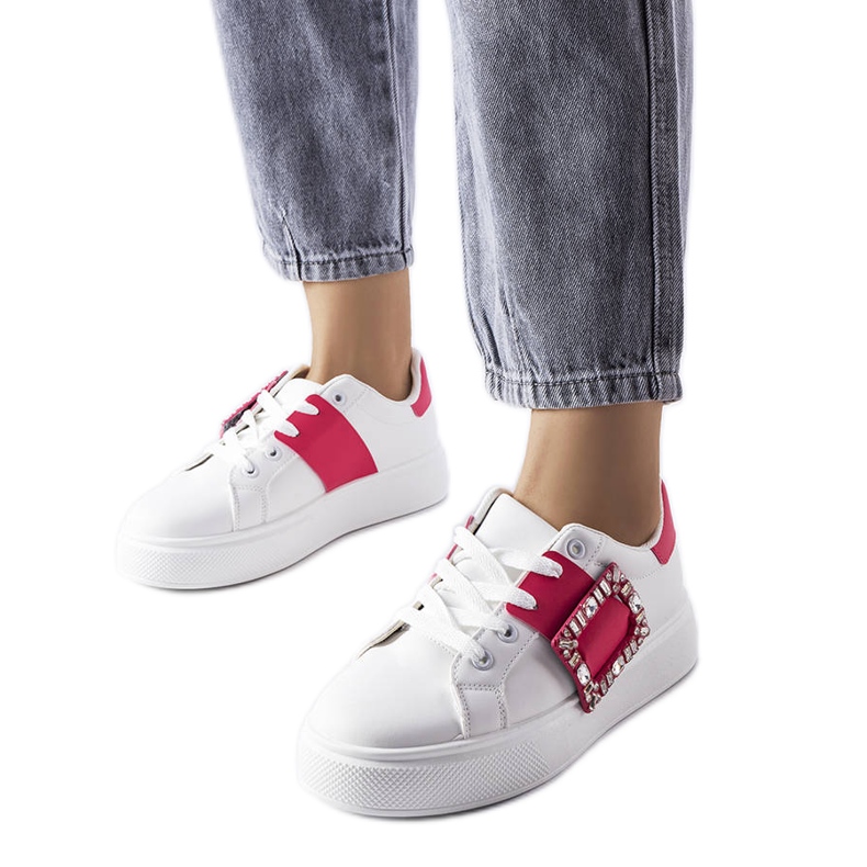 Tênis branco decorado com fivela Ike rosa Tênis branco decorado com fivela Ike rosa