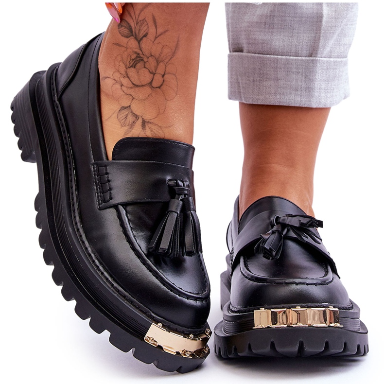 Mocas femininas com franjas e decoração negra preto