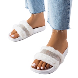 Slides de pelo branco com zircões da Carrito