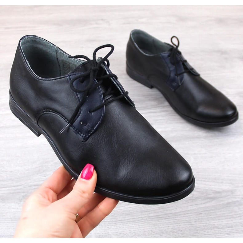 Sapatos de comunhão formais confortáveis ​​para rapazes pretos Kornecki 6120