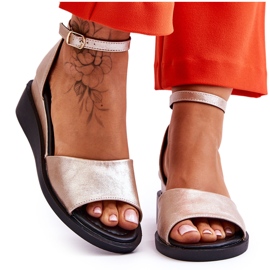 Vinceza Sandália feminina clássica de couro com cunha dourada Truett dourado