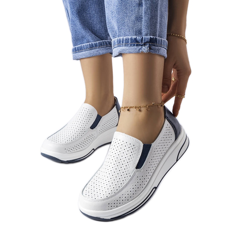 Sapato branco de couro vazado, Aiglentina