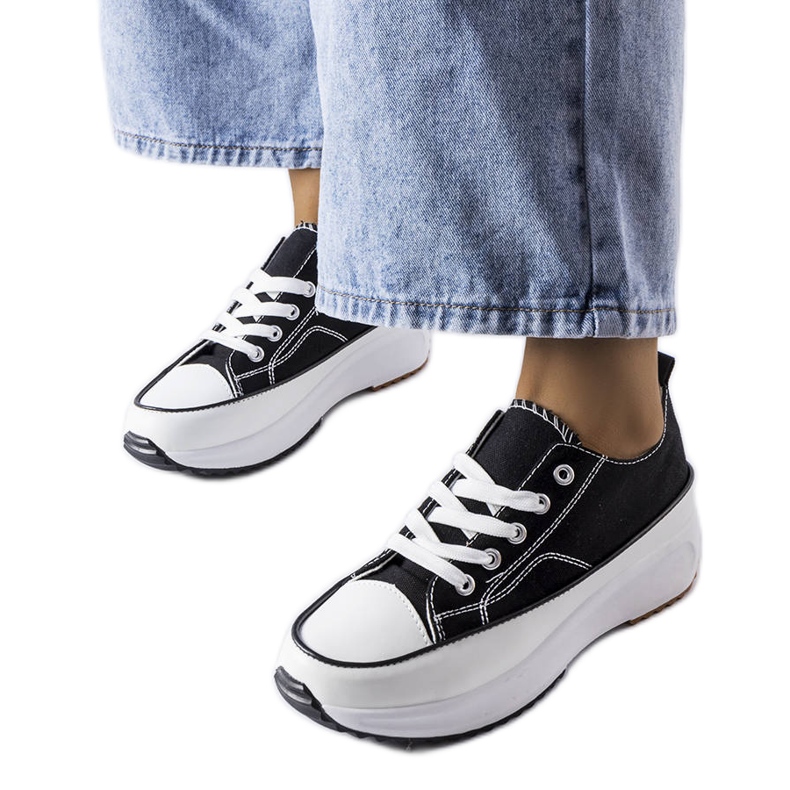 Tênis esportivo preto na plataforma McKeylor