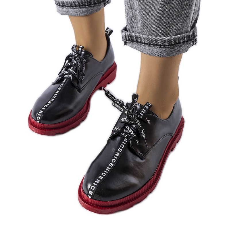 Brogues pretos com sola contrastante da Hanifan